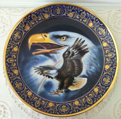 画像1: ロイヤルドルトン 限定版 金彩飾り皿 アメリカンイーグルと虹