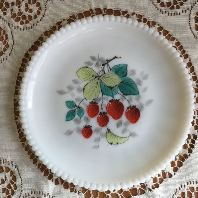 画像3: ウェストモーランド　ミルクグラス　ビーズエッジ 手描きフルーツ　サラダプレート　苺　木製フレーム付