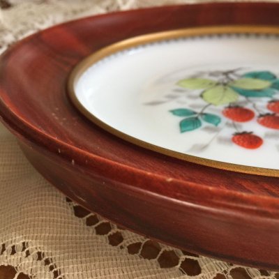 画像12: ウェストモーランド　ミルクグラス　ビーズエッジ 手描きフルーツ　サラダプレート　苺　木製フレーム付