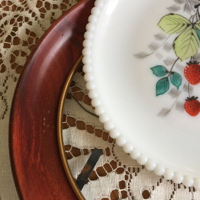 画像11: ウェストモーランド　ミルクグラス　ビーズエッジ 手描きフルーツ　サラダプレート　苺　木製フレーム付