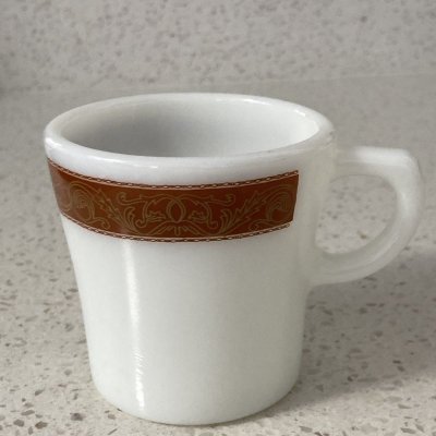 画像5: パイレックス　ミルクグラス　ブロンズスクロール　マグカップ　２個セット