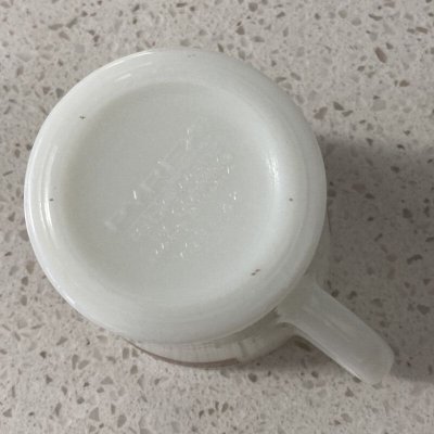 画像9: パイレックス　ミルクグラス　ブロンズスクロール　マグカップ　２個セット