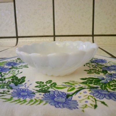 画像1: ＊ヘイゼルアトラス Milk Glass, Swirl, Bowl (S)