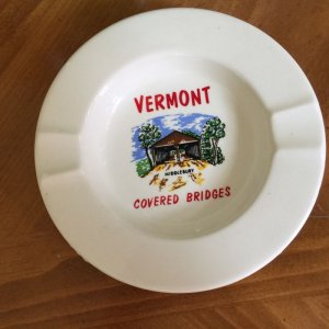 画像1: ビンテージ　灰皿　陶器製　バーモント州ミドルベリー　カバードブリッジ（屋根付橋） (1)