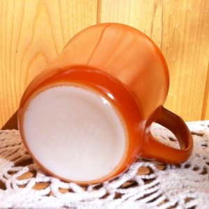 画像2: パイレックス　ミルクグラス　カラーマグ　バーンオレンジ（赤茶） (2)