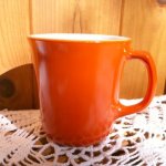 画像: コーニング　ミルクグラス　カラーマグ　バーンオレンジ（赤茶)