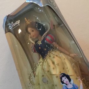 画像1: 新品・箱入り　ディズニー・プリンセスシリーズ 白雪姫 陶器製 人形 (1)